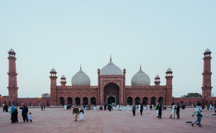 the badshahi mosque in pakistan